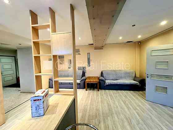 Фасадный дом, бесплатная стоянка во дворе, вход со двора, окна выходят во двор, Rīga