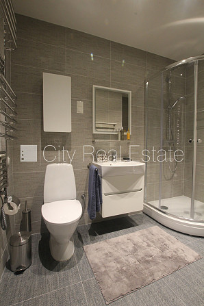 Здание во дворе, территория обнесена забором, платная стоянка, лестничная клетка Рига - изображение 18