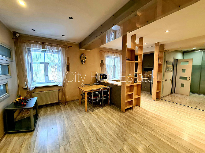 Fasādes māja, bezmaksas stāvvieta pagalmā, ieeja no pagalma, logi vērsti uz pagalma pusi, Rīga - foto 2