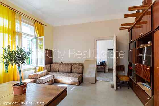 Здание во дворе, закрытая территория, территория обнесена железным забором, Rīga