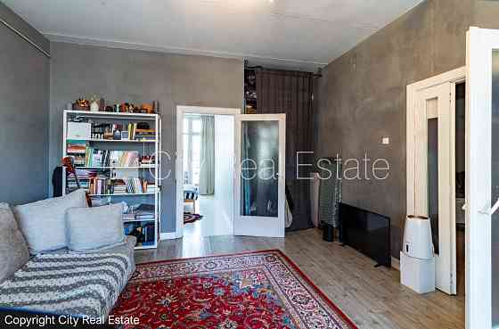 Фасадный дом, благоустроенный озеленённый двор, место для машины, вход с улицы и Rīga