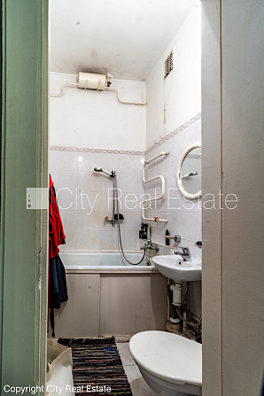 Fasādes māja, labiekārtots apzaļumots pagalms, vieta automašīnai, ieeja no ielas un pagalma, Rīga - foto 20