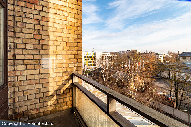 Fasādes māja, labiekārtots apzaļumots pagalms, vieta automašīnai, ieeja no ielas un pagalma, Rīga - foto 11