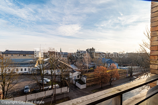 Fasādes māja, labiekārtots apzaļumots pagalms, vieta automašīnai, ieeja no ielas un pagalma, Rīga - foto 12