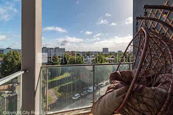 Новостройка, фасадный дом, благоустроенный озеленённый двор, территория Rīga