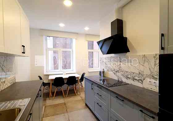 Фасадный дом, закрытый двор, место для машины, окна выходят в обе стороны дома, Rīga