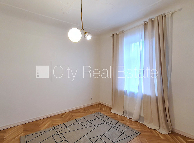 Fasādes māja, slēgts pagalms, vieta automašīnai, logi vērsti mājas abās pusēs, plašs Rīga - foto 5