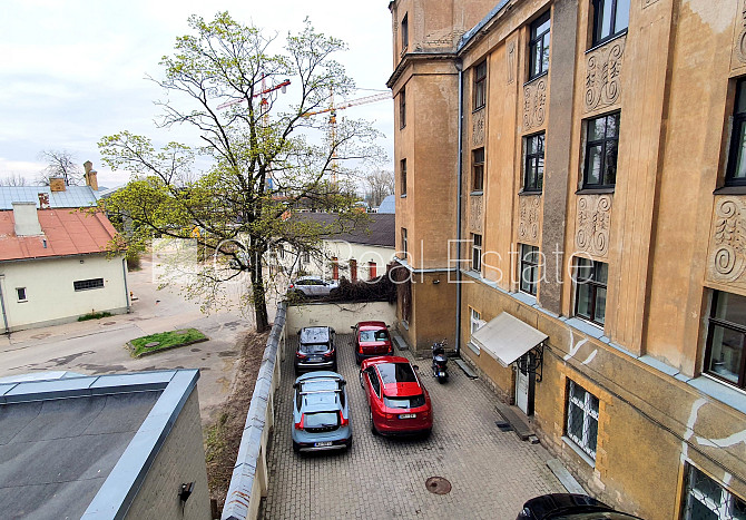 Fasādes māja, slēgts pagalms, vieta automašīnai, logi vērsti mājas abās pusēs, plašs Rīga - foto 16