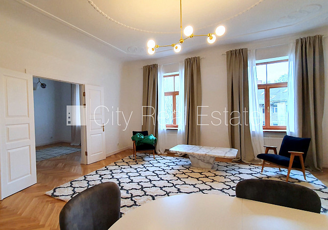 Fasādes māja, slēgts pagalms, vieta automašīnai, logi vērsti mājas abās pusēs, plašs Rīga - foto 2