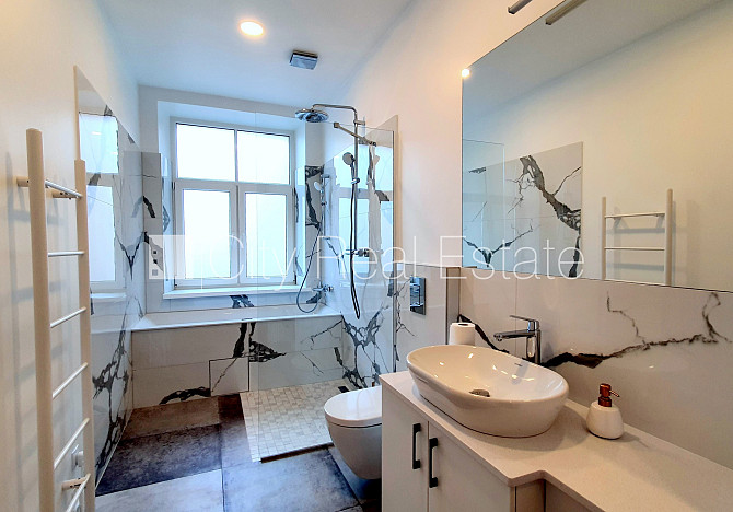 Fasādes māja, slēgts pagalms, vieta automašīnai, logi vērsti mājas abās pusēs, plašs Rīga - foto 8