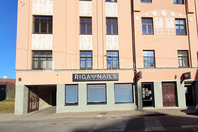 Fasādes māja, slēgts pagalms, vieta automašīnai, logi vērsti mājas abās pusēs, plašs Rīga - foto 17