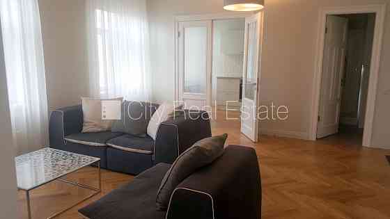 Реновированный дом, благоустроенный озеленённый двор, вход с улицы, лифт, Rīga