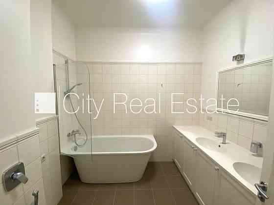 Реновированный дом, благоустроенный озеленённый двор, вход с улицы, лифт, Rīga