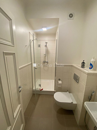 Renovēta māja, labiekārtots apzaļumots pagalms, ieeja no ielas, ir lifts, kāpņu telpa pēc Rīga - foto 7