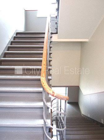 Renovēta māja, labiekārtots apzaļumots pagalms, ieeja no ielas, ir lifts, kāpņu telpa pēc Rīga - foto 8