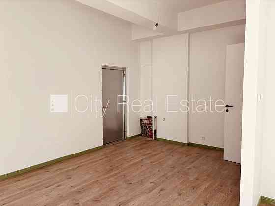 Территория обнесена забором, озеленённая территория со свежепосаженными Rīga