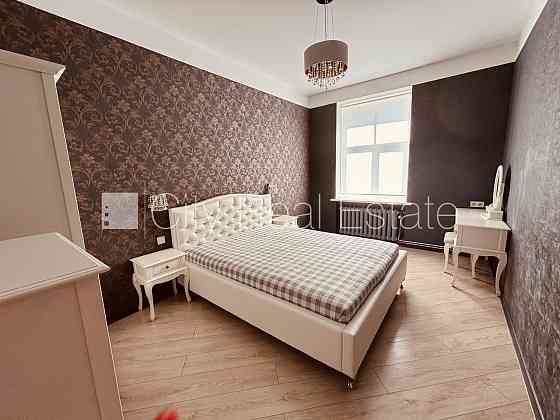 Земля в собственности, фасадный дом, закрытый двор, территория обнесена забором, Rīga