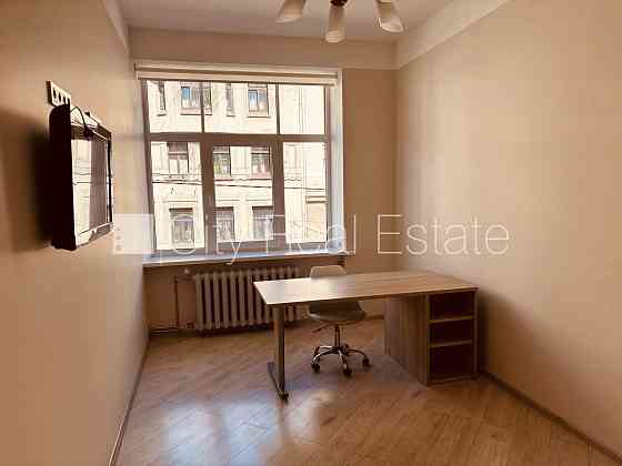 Земля в собственности, фасадный дом, закрытый двор, территория обнесена забором, Rīga