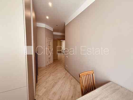 Земля в собственности, фасадный дом, закрытый двор, территория обнесена забором, Rīga