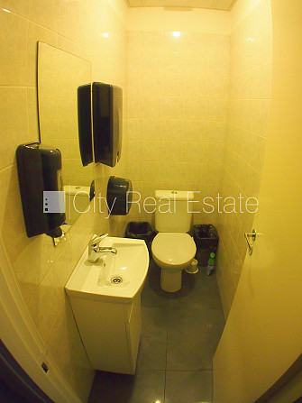 Fasādes māja, slēgts pagalms, objektu apsargā fiziskā apsardze, ieeja no ielas, kāpņu telpa Rīga - foto 13