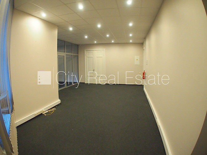 Fasādes māja, slēgts pagalms, objektu apsargā fiziskā apsardze, ieeja no ielas, kāpņu telpa Rīga - foto 7