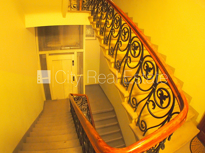 Fasādes māja, slēgts pagalms, objektu apsargā fiziskā apsardze, ieeja no ielas, kāpņu telpa Rīga - foto 16