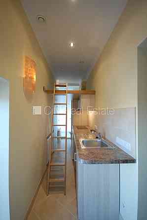 Фасадный дом, панельный дом, благоустроенная озеленённая территория, подъездная Rīga