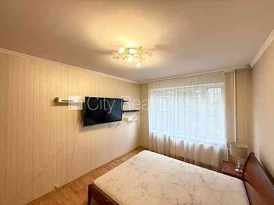 Дом во дворе, благоустроенная озеленённая территория, места для нескольких Rīga