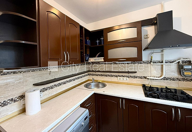 Pagalma māja, labiekārtota apzaļumota teritorija, vieta vairākām automašīnām, teritorijas Rīga - foto 12