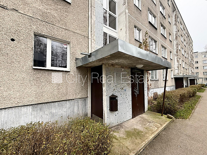 Pagalma māja, labiekārtota apzaļumota teritorija, vieta vairākām automašīnām, teritorijas Rīga - foto 20