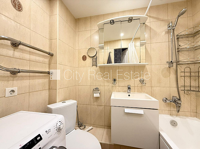 Pagalma māja, labiekārtota apzaļumota teritorija, vieta vairākām automašīnām, teritorijas Rīga - foto 14