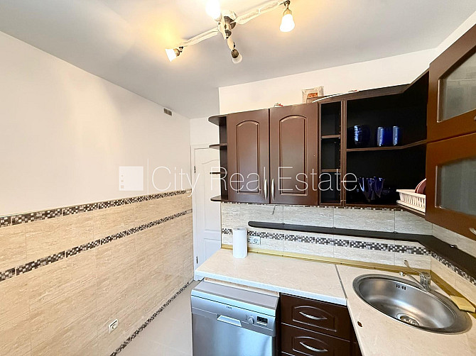 Pagalma māja, labiekārtota apzaļumota teritorija, vieta vairākām automašīnām, teritorijas Rīga - foto 13