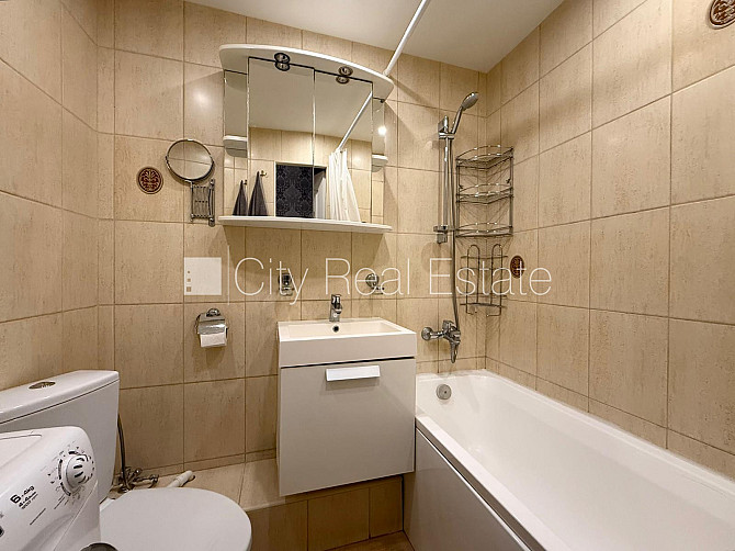 Pagalma māja, labiekārtota apzaļumota teritorija, vieta vairākām automašīnām, teritorijas Rīga - foto 15