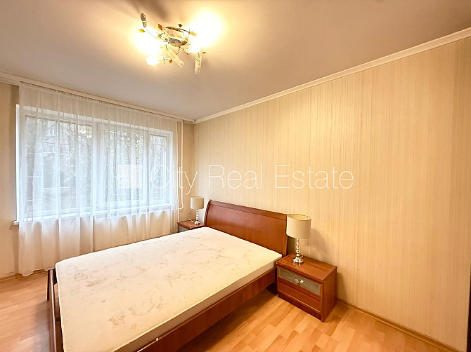 Pagalma māja, labiekārtota apzaļumota teritorija, vieta vairākām automašīnām, teritorijas Rīga - foto 6