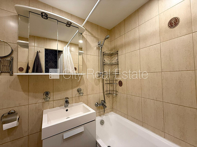 Pagalma māja, labiekārtota apzaļumota teritorija, vieta vairākām automašīnām, teritorijas Rīga - foto 16