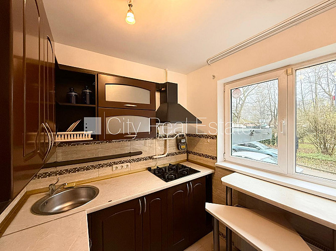 Pagalma māja, labiekārtota apzaļumota teritorija, vieta vairākām automašīnām, teritorijas Rīga - foto 11