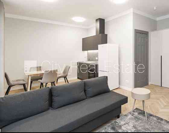 Фасадный дом, реновированный дом, лифт, окна выходят на улицу, студио, кухня Rīga