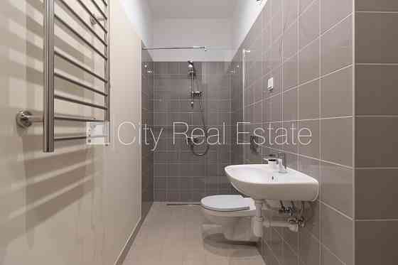 Фасадный дом, реновированный дом, лифт, окна выходят на улицу, студио, кухня Rīga