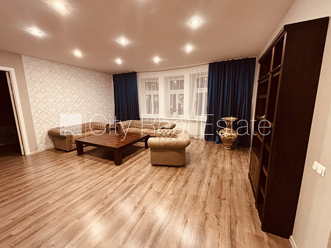 Fasādes māja, renovēta māja, iespēja nomāt autostāvvietu, ieeja no ielas, kāpņu telpa pēc Rīga - foto 2