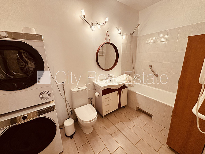 Fasādes māja, renovēta māja, iespēja nomāt autostāvvietu, ieeja no ielas, kāpņu telpa pēc Rīga - foto 15