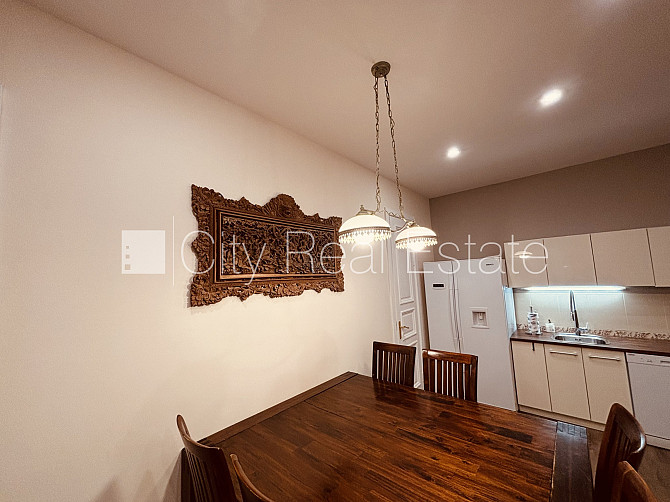 Fasādes māja, renovēta māja, iespēja nomāt autostāvvietu, ieeja no ielas, kāpņu telpa pēc Rīga - foto 5