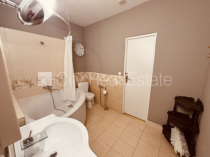 Fasādes māja, renovēta māja, iespēja nomāt autostāvvietu, ieeja no ielas, kāpņu telpa pēc Rīga - foto 14