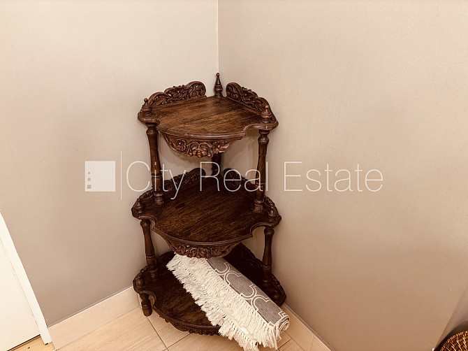 Fasādes māja, renovēta māja, iespēja nomāt autostāvvietu, ieeja no ielas, kāpņu telpa pēc Rīga - foto 13