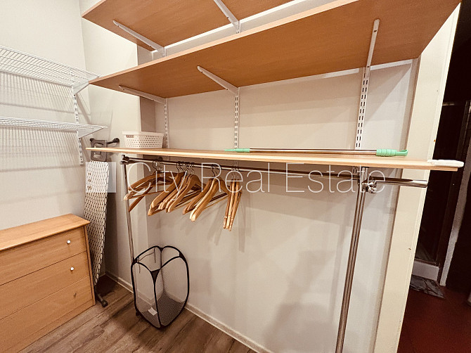 Fasādes māja, renovēta māja, iespēja nomāt autostāvvietu, ieeja no ielas, kāpņu telpa pēc Rīga - foto 18