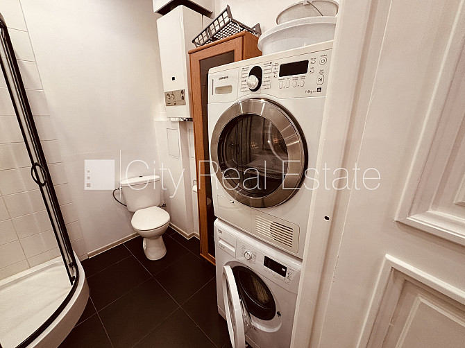 Fasādes māja, renovēta māja, iespēja nomāt autostāvvietu, ieeja no ielas, kāpņu telpa pēc Rīga - foto 20