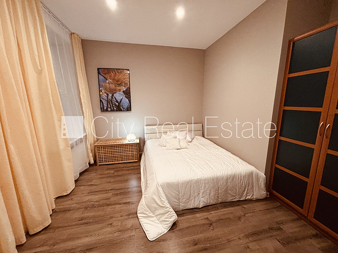 Fasādes māja, renovēta māja, iespēja nomāt autostāvvietu, ieeja no ielas, kāpņu telpa pēc Rīga - foto 10