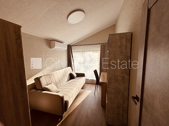 Privātmāja, labiekārtots apzaļumots pagalms, iežogota teritorija ar metāla sētu, bezmaksas Rīga - foto 11