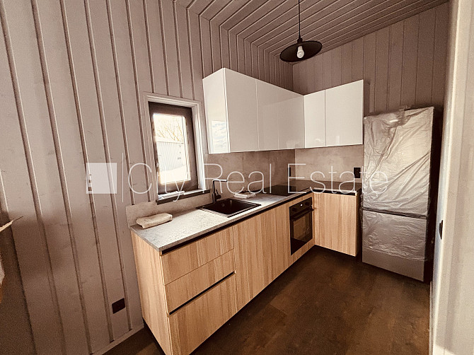 Privātmāja, labiekārtots apzaļumots pagalms, iežogota teritorija ar metāla sētu, bezmaksas Rīga - foto 6