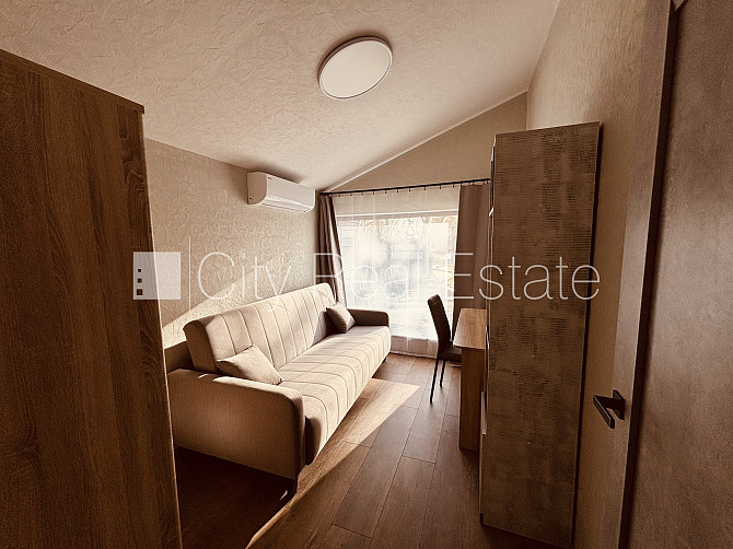 Privātmāja, labiekārtots apzaļumots pagalms, iežogota teritorija ar metāla sētu, bezmaksas Rīga - foto 16