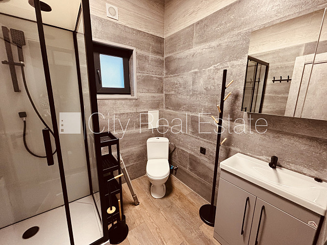 Privātmāja, labiekārtots apzaļumots pagalms, iežogota teritorija ar metāla sētu, bezmaksas Rīga - foto 12